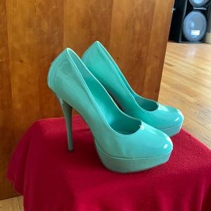 Size 8 pat and leather heels one only once TEAL